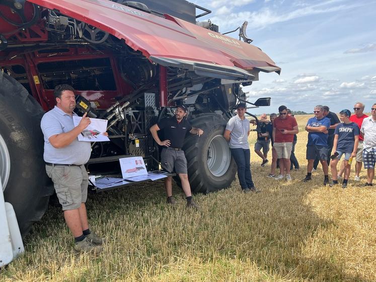 Vendredi 18 juillet, à Cernay. Les établissements Duret ont organisé une démonstration de l'Axial Flow 10, dernière-née des moissonneuses-batteuses Case IH. 