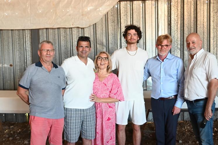 Samedi 28 juin, à Vallières-les-Grandes. Stéphane Turbeaux (2e à g.) accompagné de sa famille lors de sa remise de la médaille d'officier du Mérite agricole par Marc Fesneau (2e à d.).