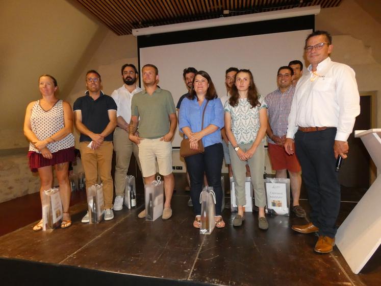 Les 33 nouveaux installés avec l'aide de la Safer du Centre ont reçu leur chèque lors de l'assemblée générale à l'abbaye de Noirlac.