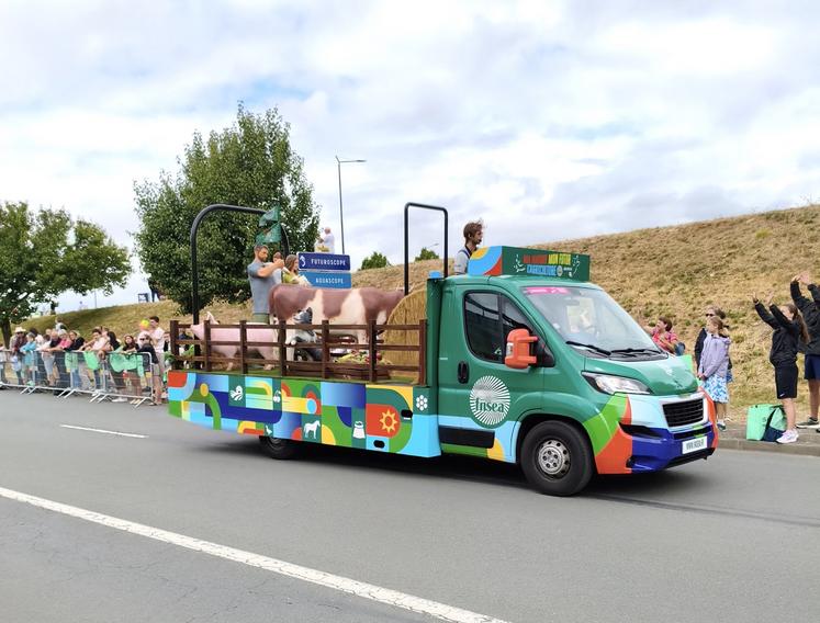Passage de la FNSEA dans la caravance du Tour mercredi 23 juillet, près de Poitiers.