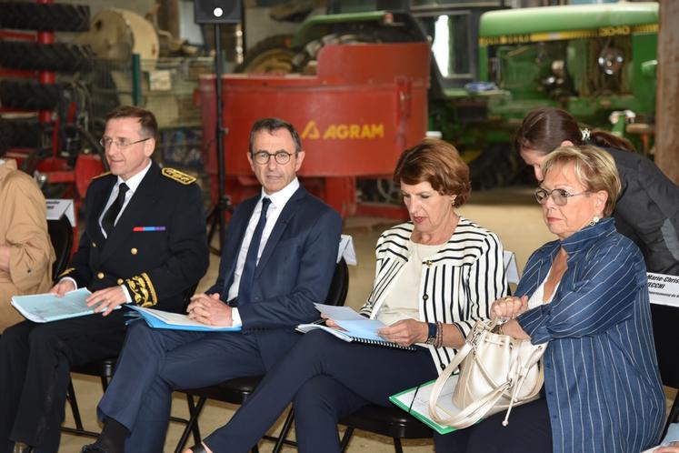 Le ministre de l'Intérieur, Bruno Retailleau, et la ministre de l'Agriculture, Annie Genevard, étaient aux côtés du préfet du Val-d'Oise, Philippe Court, et de la présidente du conseil départemental, Marie-Christine Cavecchi, pour écouter les problématiques locales et nationales de la profession agricole.