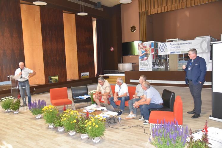 Didier Crapart, qui quitte le conseil d'administration d'AS 77, et François Jeanprêtre, qui fait valoir ses droits à la retraite, ont été mis à l'honneur.