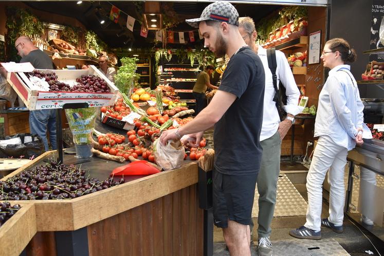 Paris, le 25 juin 2025. Dans sa boutique, Audrey Laury a elle-même sélectionné les fruits et légumes à mettre en étal.