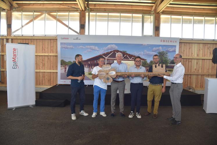 Montévrain, mercredi 2 juillet. Une clé géante, symbole de remise des clés de la Halle à l'exploitant, Thibault Cozon (2e en partant de la droite). 