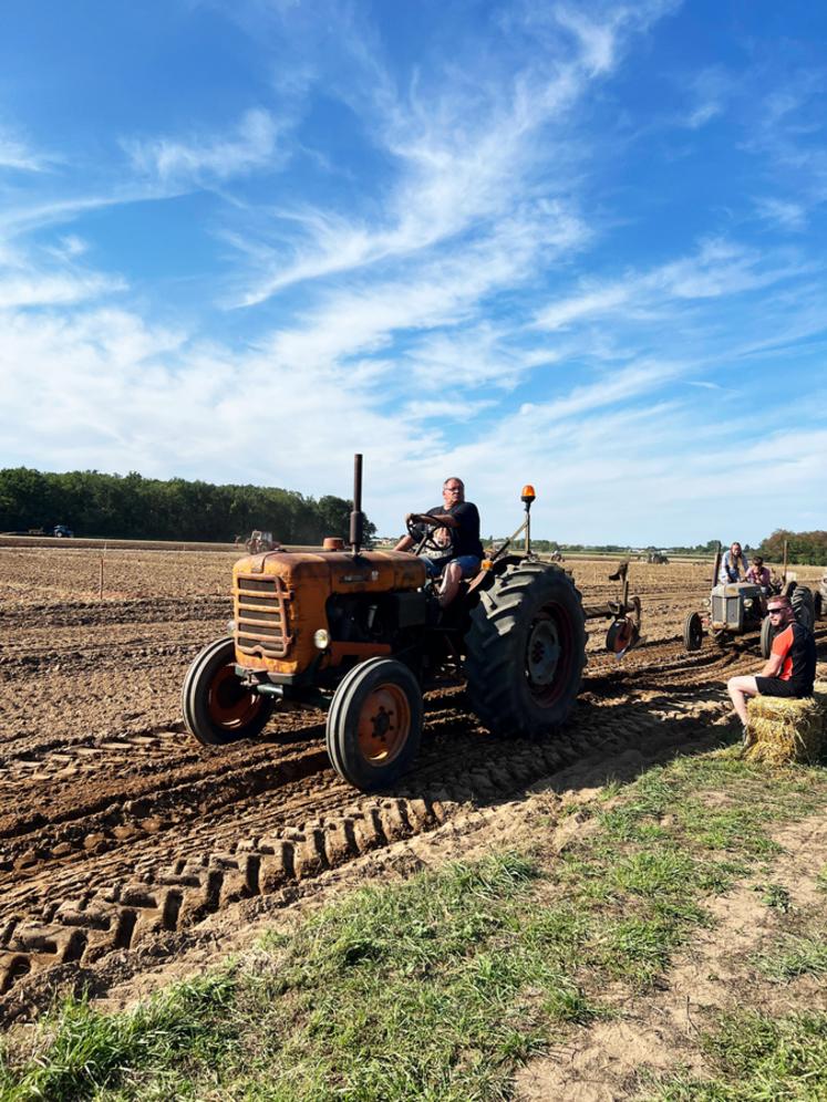 Dimanche 3 août, à Saint-Benoit-sur-Loire. Un tracteur d’époque en pleine démonstration de labour, témoin vivant d’un savoir-faire agricole qui ne s’improvise pas.