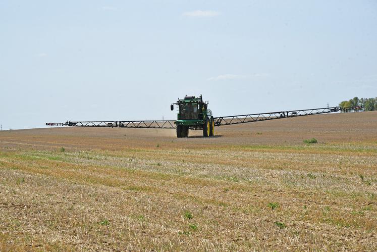 Mardi 5 août, à Rouvres-Saint-Jean. La FDCuma du Loiret et la chambre d'Agriculture ont organisé une journée démonstration axée sur les pulvérisateurs. 