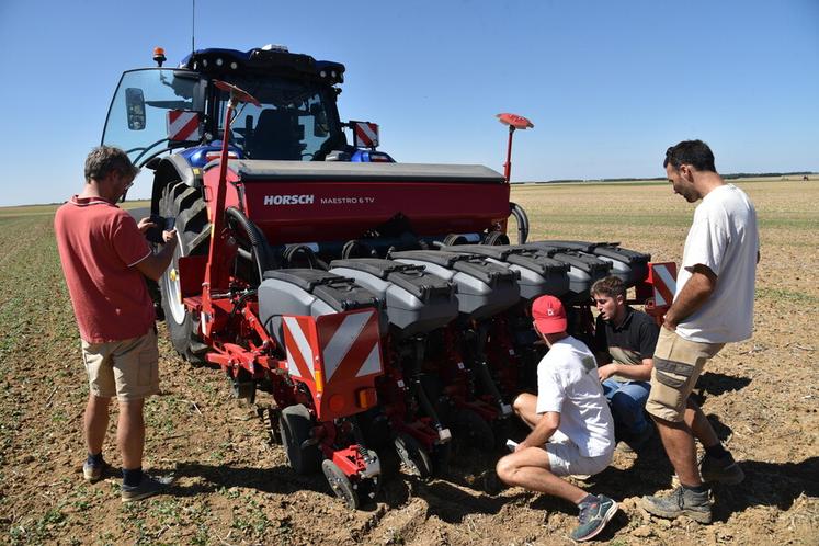 Jeudi 7 août, à Blandy (Essonne). La FRCuma Île-de-France a organisé une démonstration de semoirs monograines.