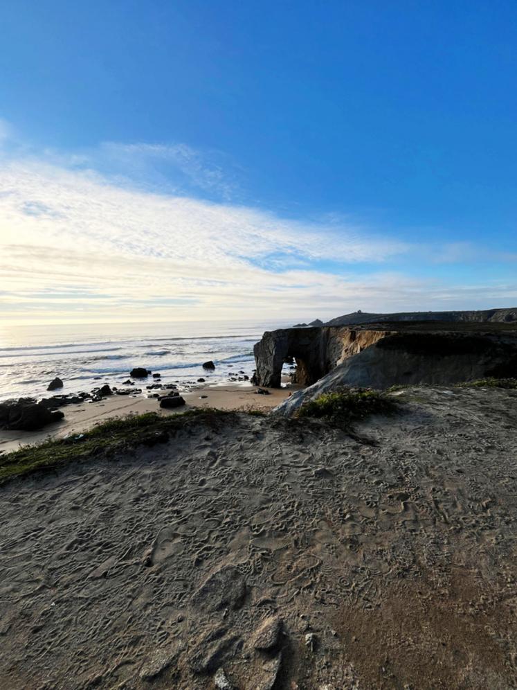 Située sur la Côte Sauvage de Quiberon, l’arche de Port-Blanc est une formation naturelle creusée dans le granit par l’érosion marine. Visible depuis le sentier côtier, elle témoigne de la puissance de l’océan Atlantique qui façonne, lentement mais sûrement, ce littoral breton.