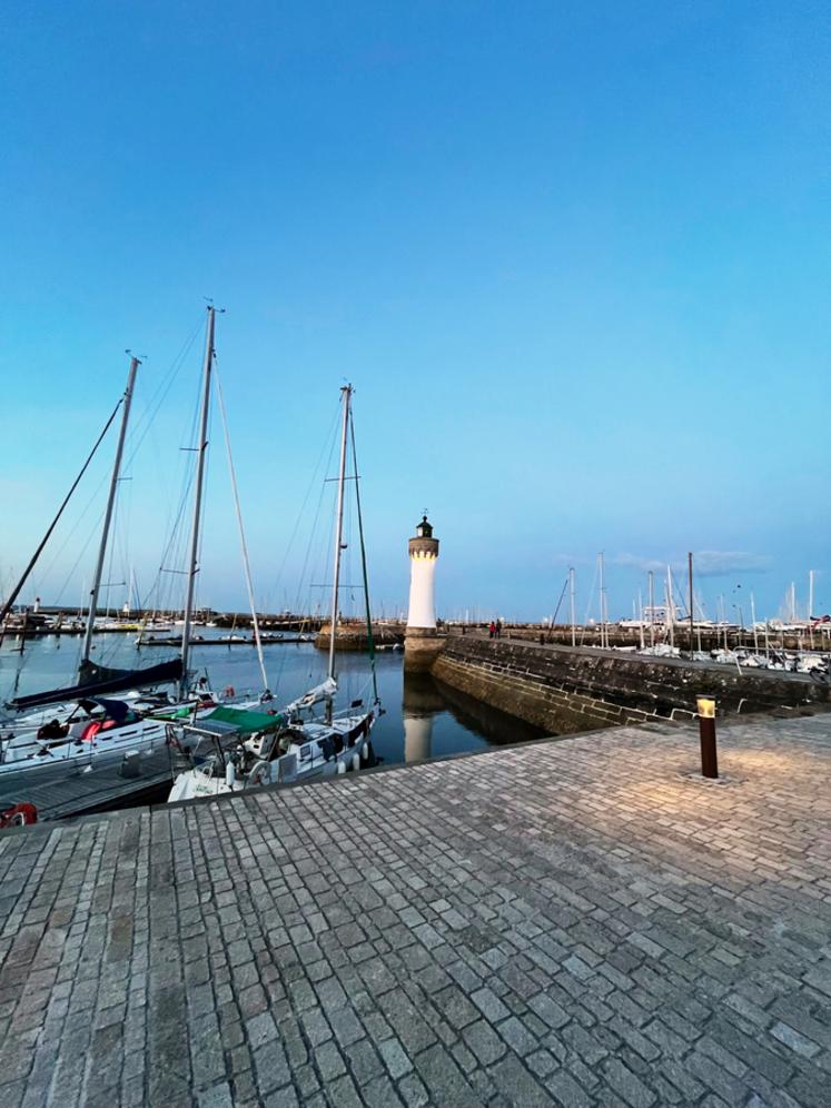 Ancien port de pêche devenu port de plaisance, Port-Haliguen est l’un des cœurs battants de Quiberon. Aménagé au XVIIIe siècle pour abriter les navires militaires, il accueille aujourd’hui plus de 1 000 bateaux, entre patrimoine maritime et activité nautique.
