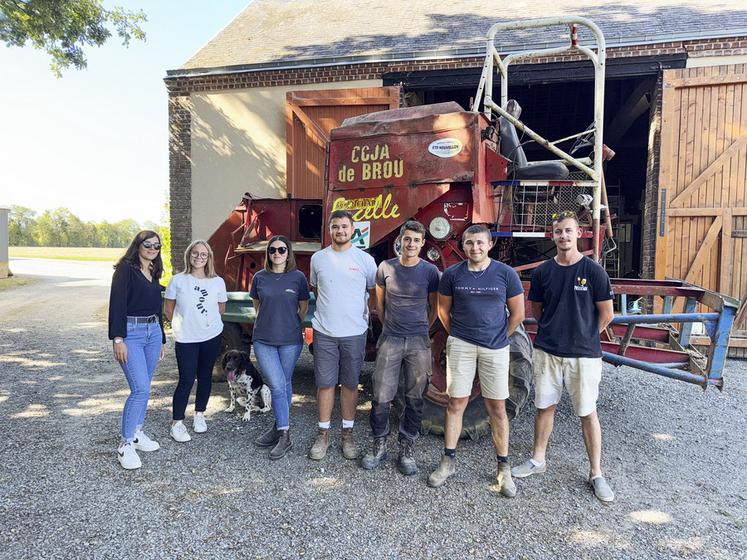 Le 24 août, à Yèvres. Karolane, Laura, Angeline, Côme, Mathieu, Maxence et Florian (de g. à d.) participent ce jour-là à remettre Ficelle en ordre de marche pour les courses du 7 septembre.