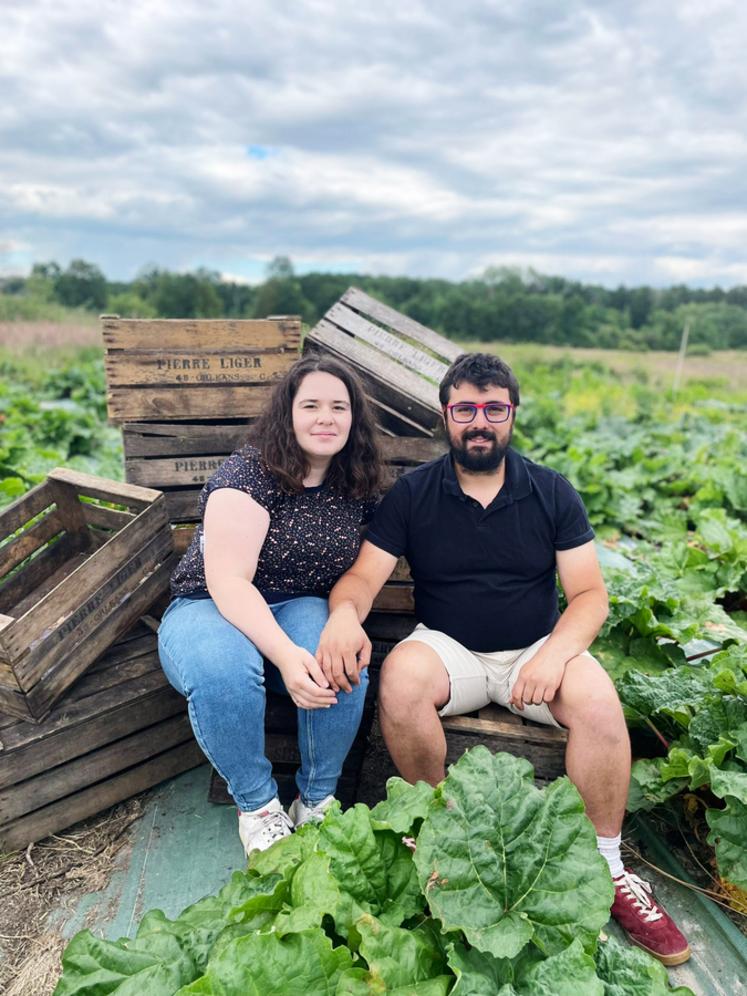 Aux Vergers de Gallerand, Sylvain et Camille proposent pommes de saison, jus artisanaux et leur originale Rhubar’bulle, à retrouver en direct à la ferme ou sur les marchés locaux.