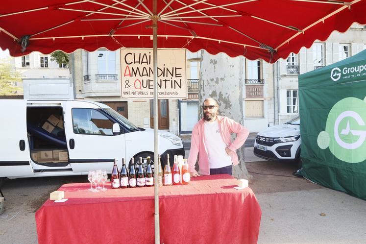 Amandine et Quentin, vignerons à Orléans, signent des cuvées naturelles « 100 % raisin » et font rayonner les appellations Orléans et Orléans-Cléry aux côtés de leurs vins de France.
