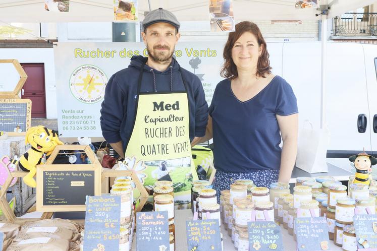 Un marché ne serait pas complet sans le miel ! Le Rucher des Quatre vents a présenté ses productions variées — sarrasin, châtaignier, forêt, lavande — ainsi que ses pains d’épices gourmands, qui ont séduit petits et grands.