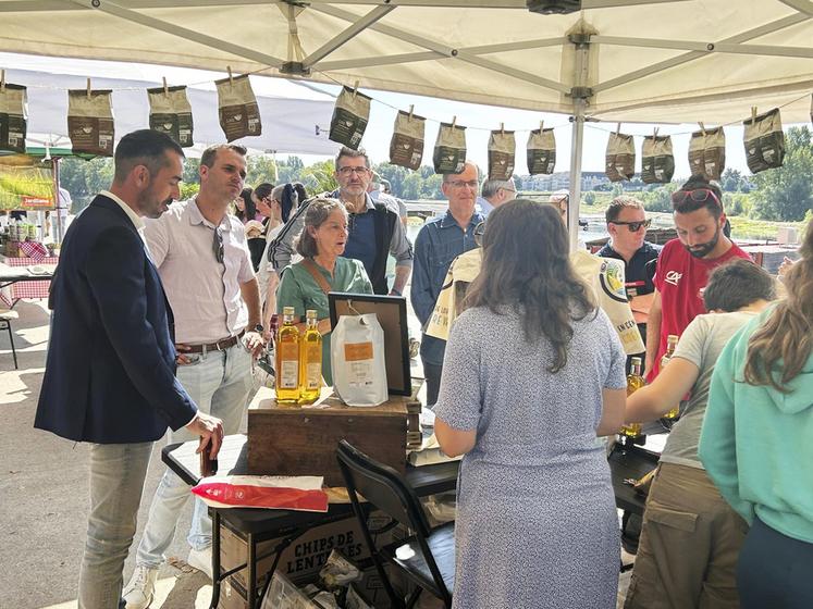 Aux côtés de Valentin Caron et de Maxime Buizard-Blondeau, la sénatrice Pauline Martin était également présente, rappelant par sa venue son attachement au monde agricole et son soutien aux producteurs du territoire.