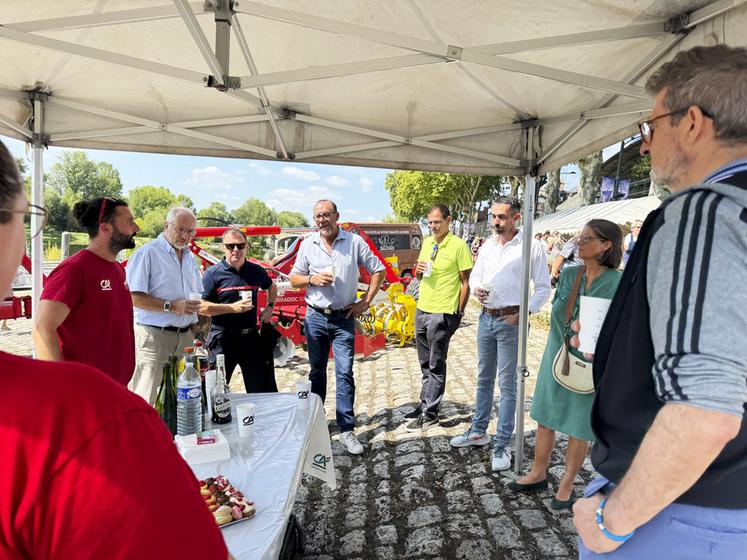 Marc Gaudet, président du Département du Loiret, aux côtés de Maxime Buizard-Blondeau, président de la chambre régionale d’Agriculture Centre-Val de Loire, de Dorian Sagot, président des Jeunes agriculteurs du Loiret et de la sénatrice Pauline Martin.