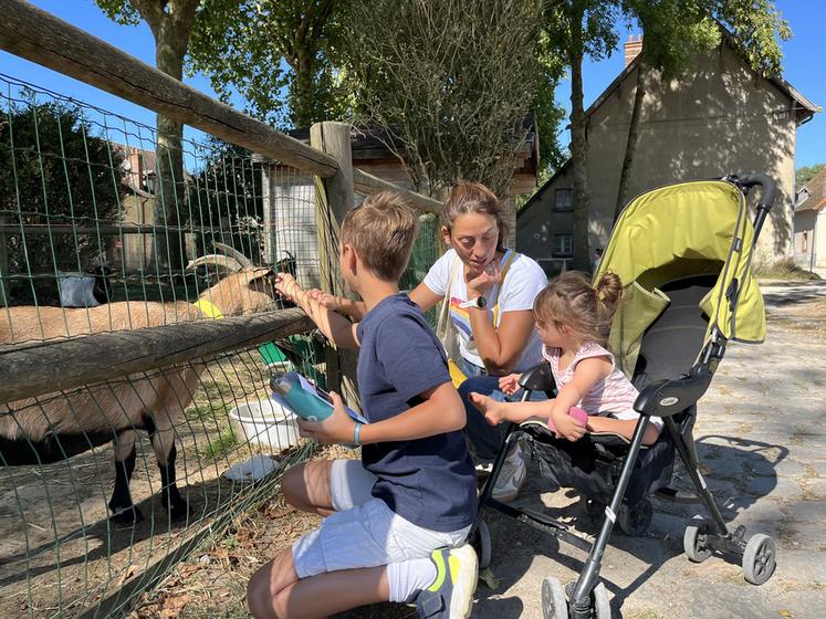 Christelle, la mère, et Andréas, le grand frère de 9 ans, font découvrir les animaux de la ferme à Émilia, la petite sœur de 2 ans.