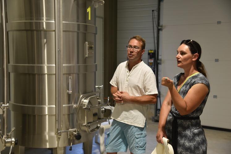 Sébastien et Delphine Delorozoy présentent avec pédagogie leur travail et leurs installations.