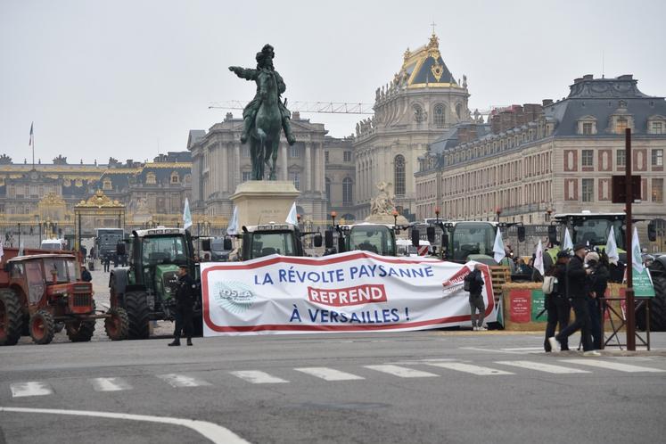 Une action symbolique a eu lieu devant le château de Versailles ce vendredi 26 septembre pour sonner le retour de la révolte paysanne.