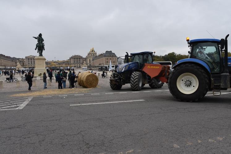 En partant, les agriculteurs ont offert deux bottes de foin sur la place d'Armes en mémoire de cette mobilisation.