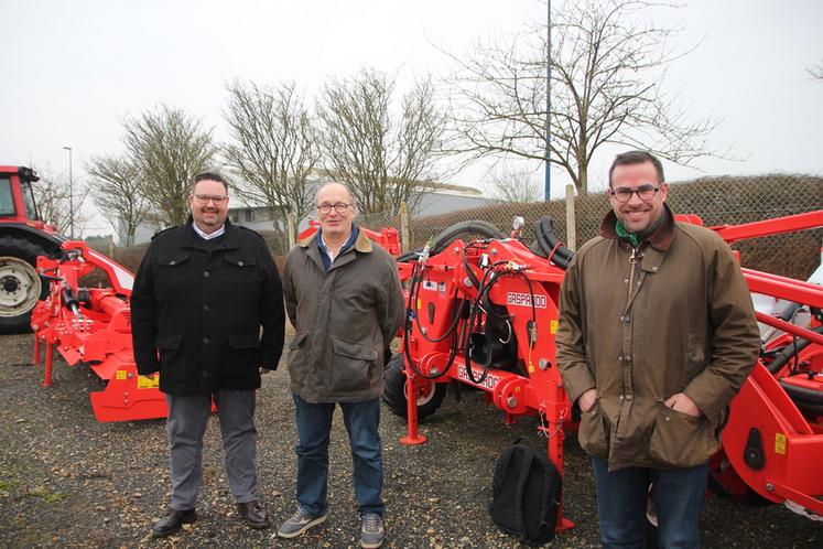 Pierre Tabouret et Alexandre Quenel, de la concession locale, encadrent Régis Leborgne. Ce dernier a reçu son pulvérisateur Campo P 32 en mars dernier. 