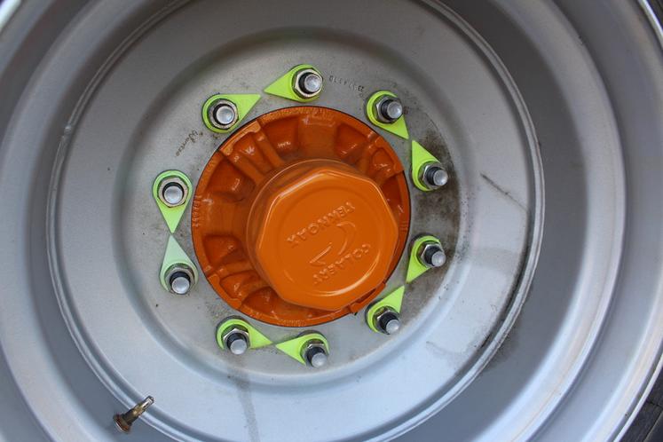 Des repères bien positionnés sur les écrous de la roue de cette remorque Dangreville permettent de voir rapidement si l’un d’eux est desserré.