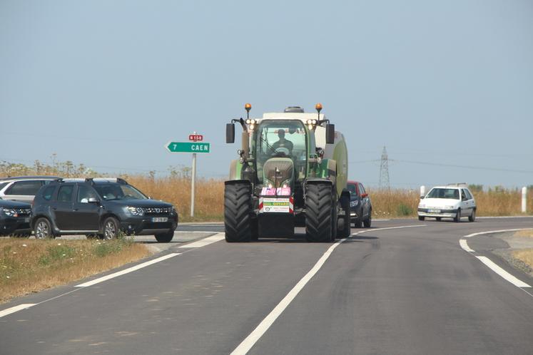 Le Code de la route fixe des règles de gabarit pour tout type de véhicule ou ensemble routier, avec des spécificités pour les engins et convois agricoles circulant dans leur département d’activité ou limitrophe.