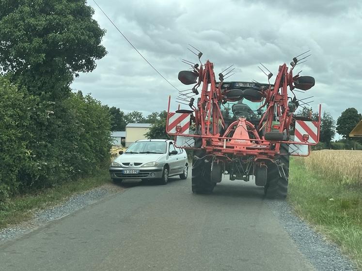 Les outils attelés à l’avant ou à l’arrière du tracteur mesurant plus de 2,55 m de large doivent être signalés par quatre panneaux rouge et blanc rétroréfléchissants placés à leurs extrémités latérales (deux face à l'avant et deux face à l'arrière).