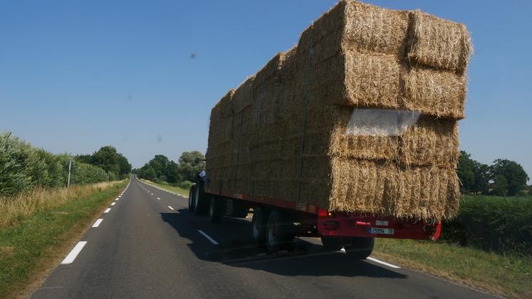 Les ensembles agricoles mesurant jusqu’à 22 mètres de long peuvent circuler à condition de disposer d’au minimum un gyrophare visible tous azimuts et de catadioptres latéraux, et ceux allant jusqu’à 25 mètres doivent être précédés d’un véhicule d’accompagnement avec un panneau Convoi agricole.