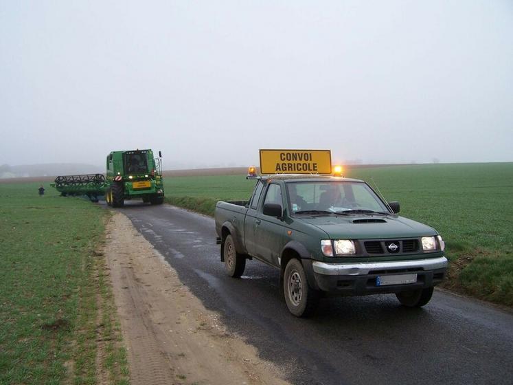 Les convois agricoles de catégorie B sont dans l’obligation d’être équipés d’un panneau Convoi agricole à l’avant et à l’arrière, mais aussi d’être précédés d’un véhicule d’accompagnement.