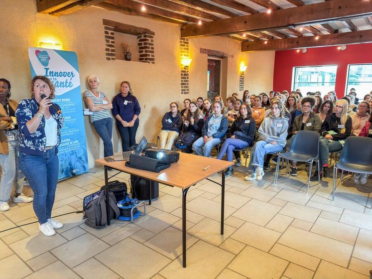 Mardi 2 septembre, à La Bazoche-Gouet. La directrice du GDS 28, Claire Auguste (à g.), a présenté les facettes agricoles du département et de la région aux étudiants de l'Enva lors de leur soirée d'accueil.