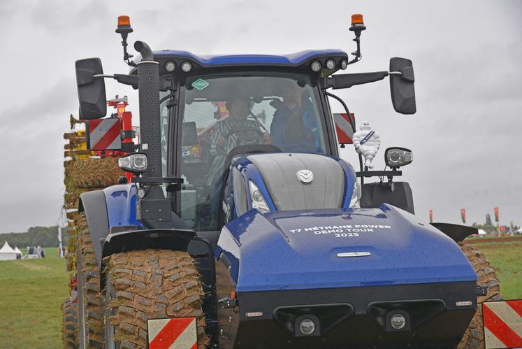 Moment insolite : la ministre Annie Genevard a pris place aux commandes d’un tracteur dernière génération, symbole des innovations présentées à Innov-agri.