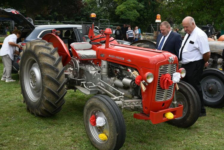 Les vieux tracteurs étaient aussi de la partie : rutilants, fièrement exposés… et toujours prêts à voler la vedette aux modèles dernier cri.