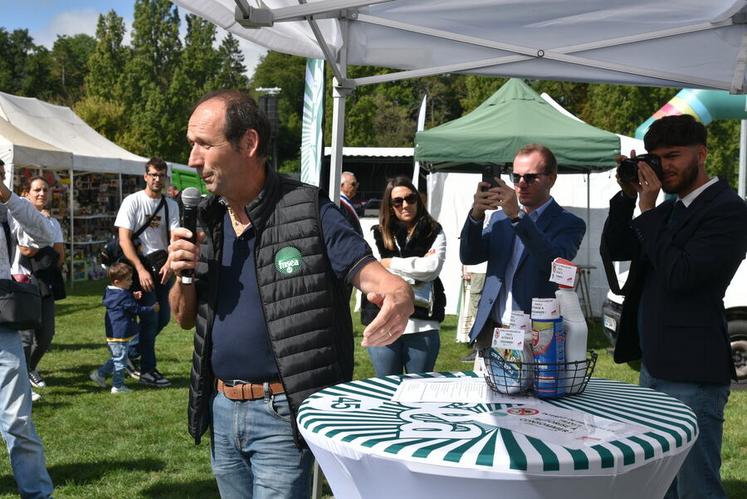 Sur son stand, la FNSEA 45 a mis en avant une démonstration choc : des produits ménagers contenant de l’acétamipride, une molécule interdite en agriculture mais toujours autorisée pour d’autres usages.