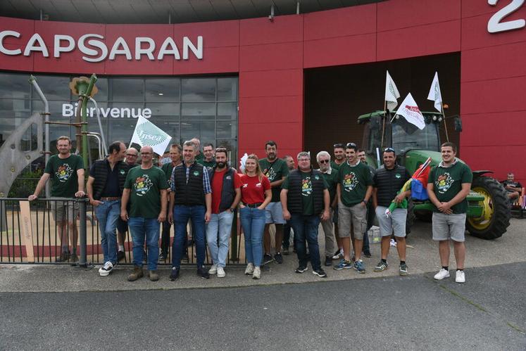 jeudi 28 août, à Saran. Les agriculteurs du Loiret se sont rassemblés devant le centre commercial Carrefour pour dénoncer la présence dans les rayons de produits fabriqués avec des méthodes interdites en France.