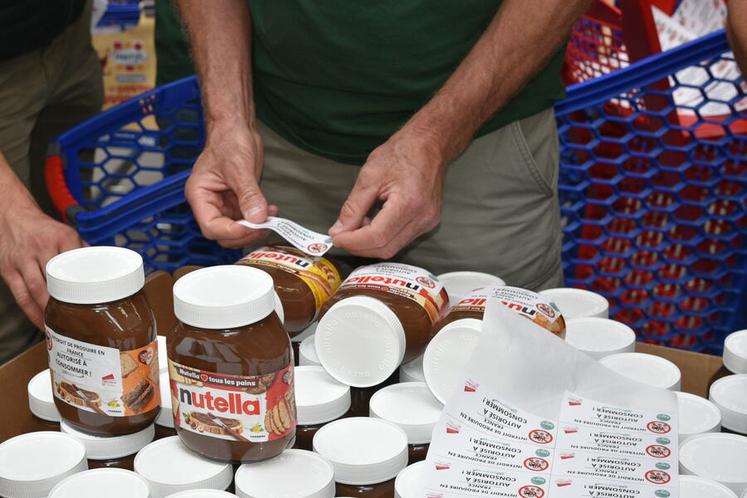 Les agriculteurs ont apposé le message « Interdit de produire en France, autorisé à consommer » sur plusieurs produits importés, dont des pots d’une célèbre pâte à tartiner élaborée avec des noisettes venues de Turquie, cultivées selon des normes interdites en France.