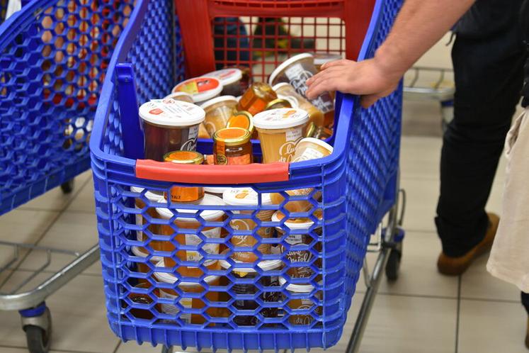 Les agriculteurs ont fait le ménage dans les rayons : miel, sucre, huile ou encore chocolats… Une fois les produits fabriqués avec des méthodes interdites en France retirés, les étagères sont restées largement vides.