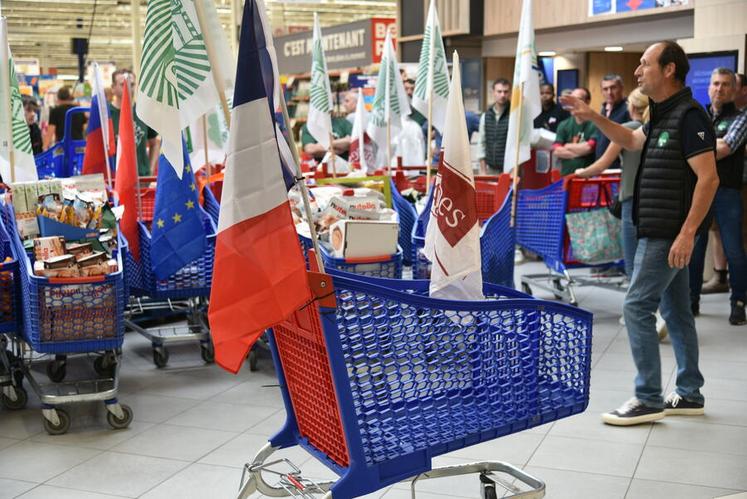 Un chariot rempli de produits importés face à un chariot français presque vide : un contraste volontairement symbolique pour dénoncer la concurrence jugée déloyale entre productions étrangères et agriculture nationale.