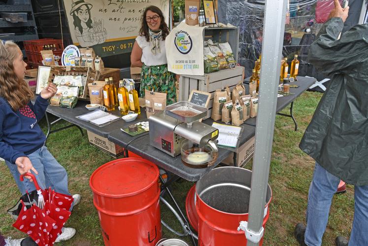 Sur le stand de la Ferme du Haut du pré (Tigy), démonstration de pressage de graines de lin : l’huile d’un côté et les tourteaux de l’autre, utilisés en cuisine pour agrémenter une salade. Rien ne se perd, tout se valorise.