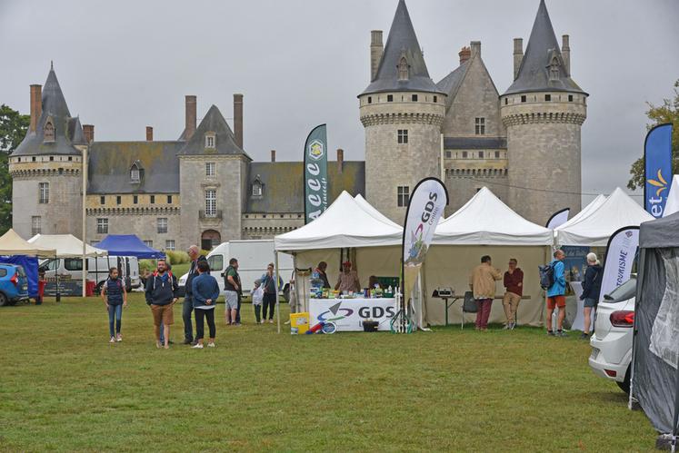 Malgré la grisaille, la foire aux bestiaux de Sully a gardé toute sa chaleur : sous le regard majestueux du château, les visiteurs ont flâné entre les stands, portés par les effluves de barbecue et l’ambiance conviviale de la journée.