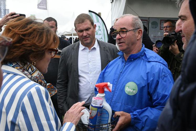 Éric Delorme, vice-président de la FNSEA 45, a présenté à la ministre un panier de produits ménagers contenant des substances interdites en agriculture française.