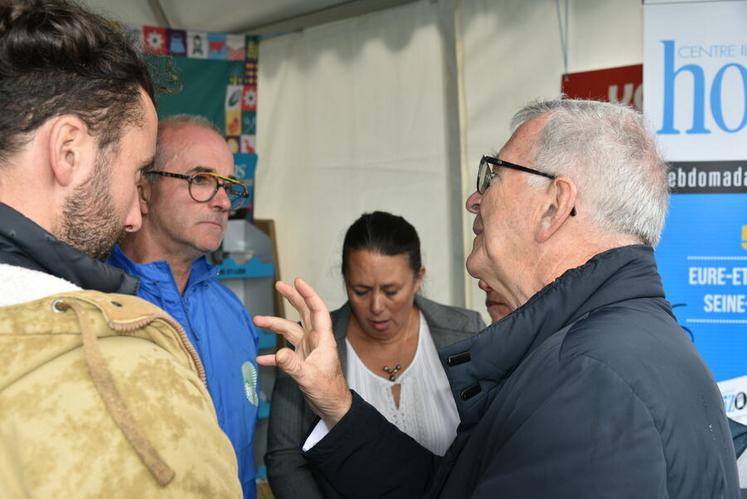 Le président de la région Centre-Val de Loire, François Bonneau, s’est lui aussi entretenu avec la FNSEA et les JA. Une prochaine visite d’exploitation a été évoquée.