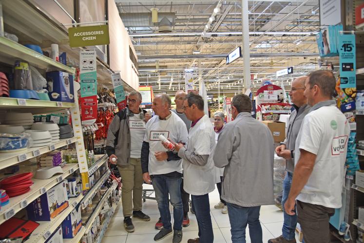 Des molécules interdites en agriculture ou pour lesquelles l'Anses déconseille l'accès en libre-service sont présentes en nombre dans le rayon animalerie alors que les agriculteurs sont formés pour utiliser des molécules autorisées. Un non-sens.