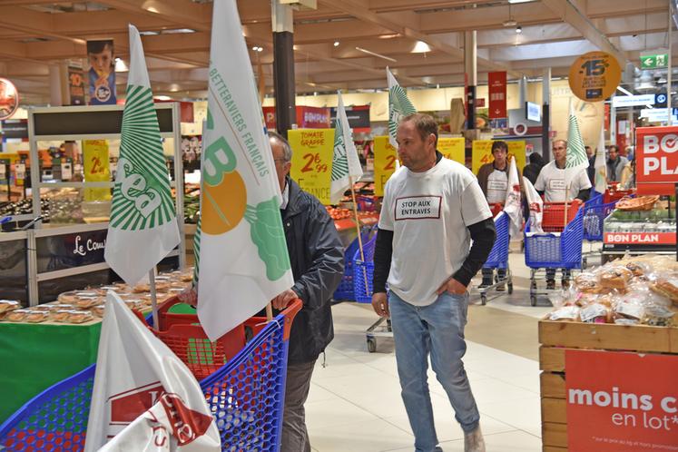 Villiers-en-Bière, mercredi 3 septembre. Un défilé de chariots dans l'allée centrale de Carrefour sous le regard des salariés et des clients, dont certains sont venus échanger voire soutenir le monde agricole.