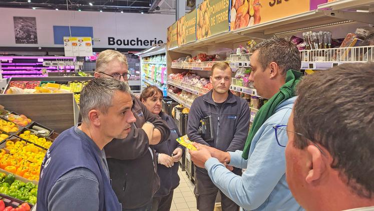 Le président de la FDSEA, Samuel Vandaele, échange avec des clients du magasin.