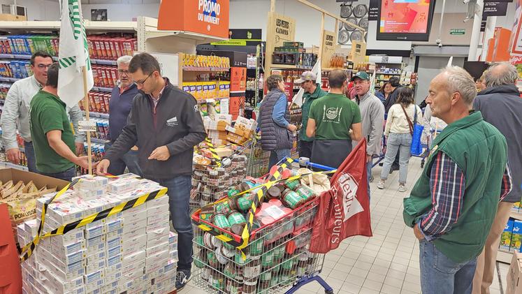 Autocollants, rubans et panneaux ont été installés sur les produits ou rayons vidés.