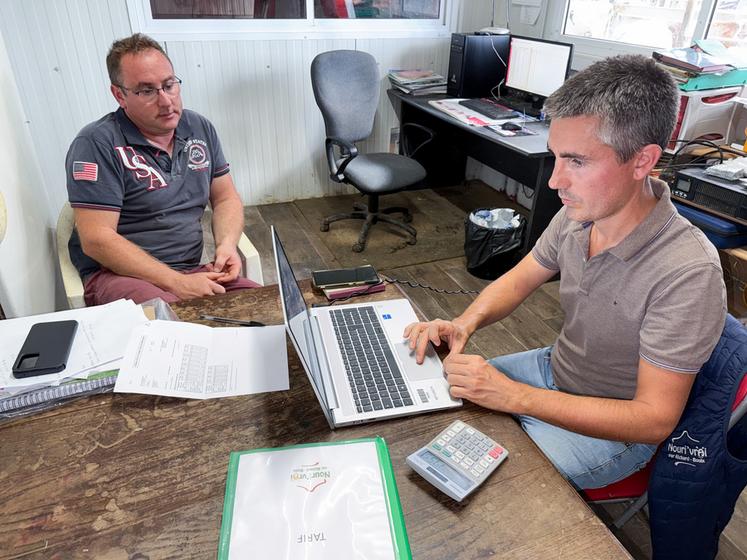 Une bonne part du travail d'Alexandre Lacour (à d.) s'effectue dans le bureau des éleveurs comme Olivier Guérin.