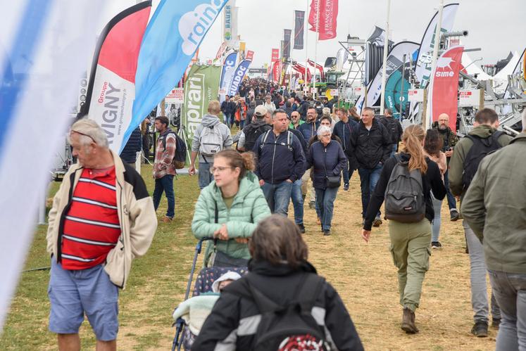 Jeudi 4 septembre, à Outarville (Loiret). En dépit d'une météo mitigée, la 32e édition d'Innov-agri a néanmoins attiré quelque 45 000 visiteurs sur trois jours.
