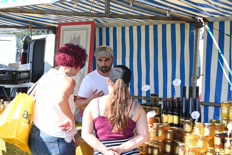 Des producteurs locaux étaient présents, dont Florian Richard, apiculteur à Saint-Viâtre, qui a fait déguster ses nombreux produits à base de miel.