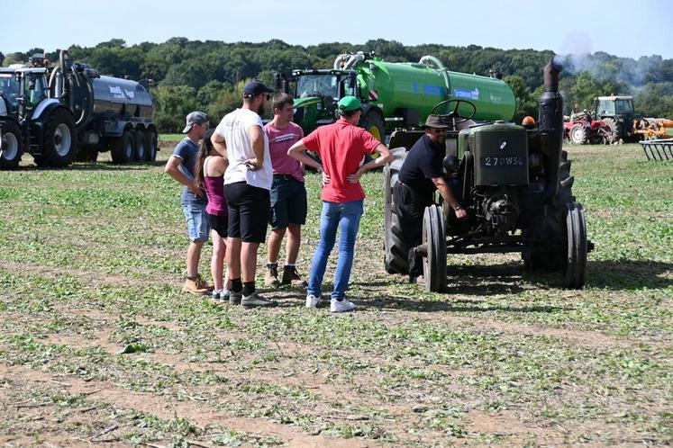 Durant le week-end, une exposition de tracteurs anciens a attiré des passionnés curieux de découvrir ces modèles d’autrefois, tandis que leurs propriétaires prenaient plaisir à raconter l’histoire de leurs machines.