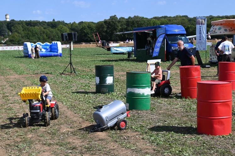 Avant la finale régionale du concours de labour, quelques enfants se sont amusés avec les tracteurs miniatures. La relève est prête ! 